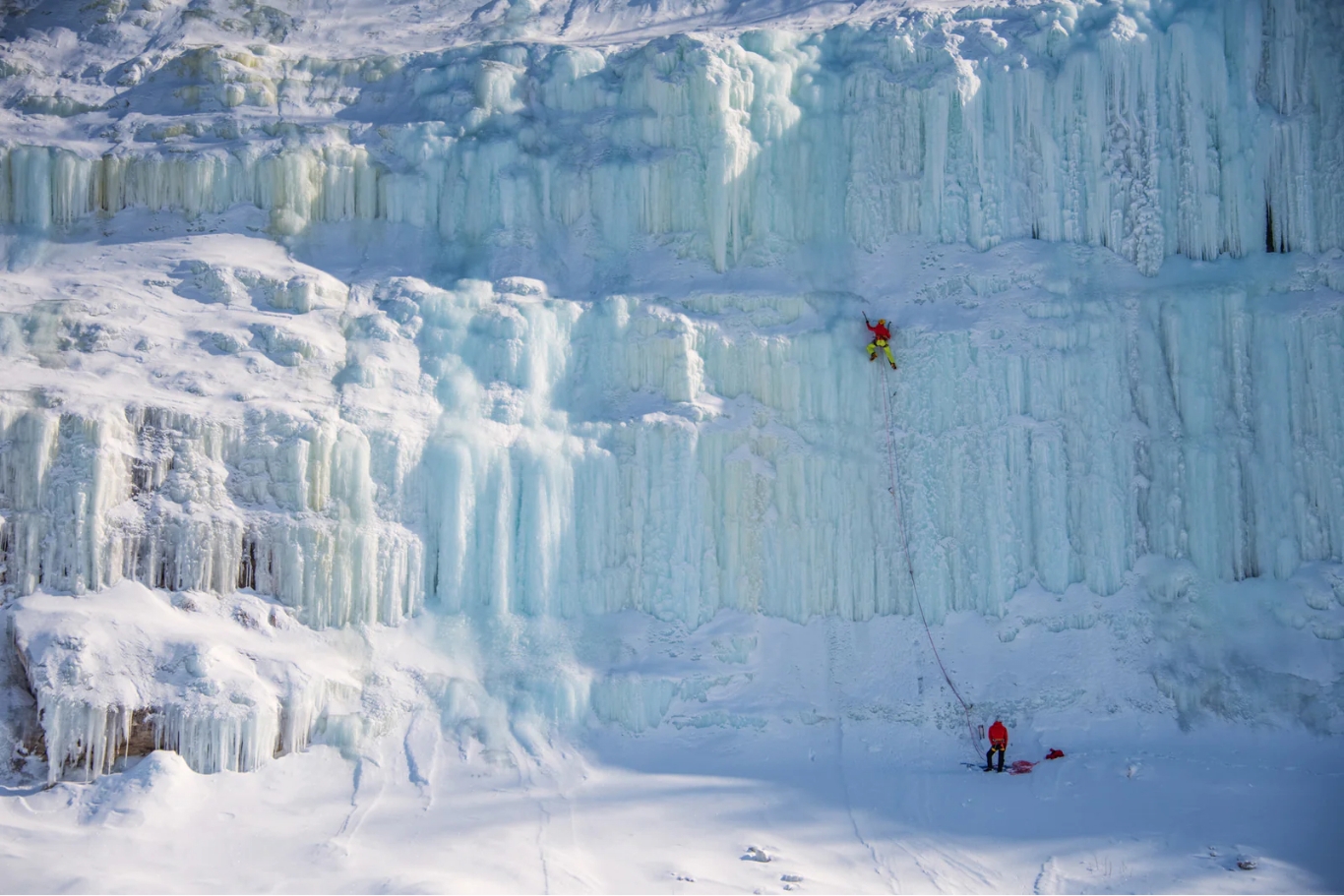 Fotografia di due climber su una parete di ghiaccio, utilizzano piccozze Grivel